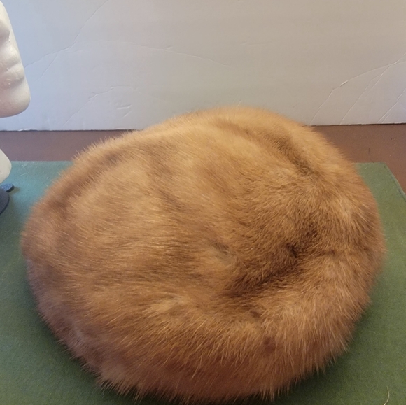 LORD & TAYLOR MINK BERET - Picture 10 of 13